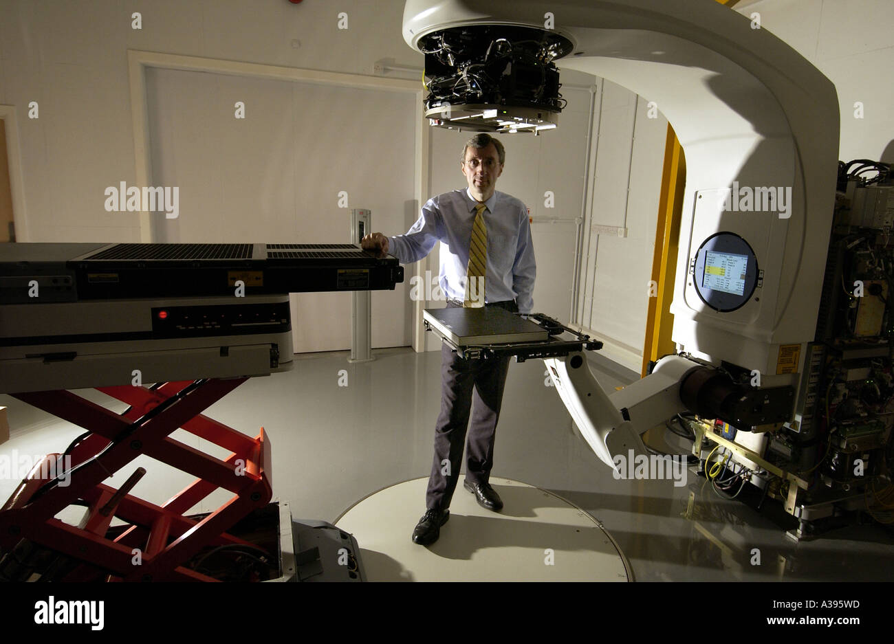 Ausrüstung von Varian Medical Systems, dem weltweit führenden Hersteller von Strahlentherapie zur Behandlung von Krebs. Stockfoto