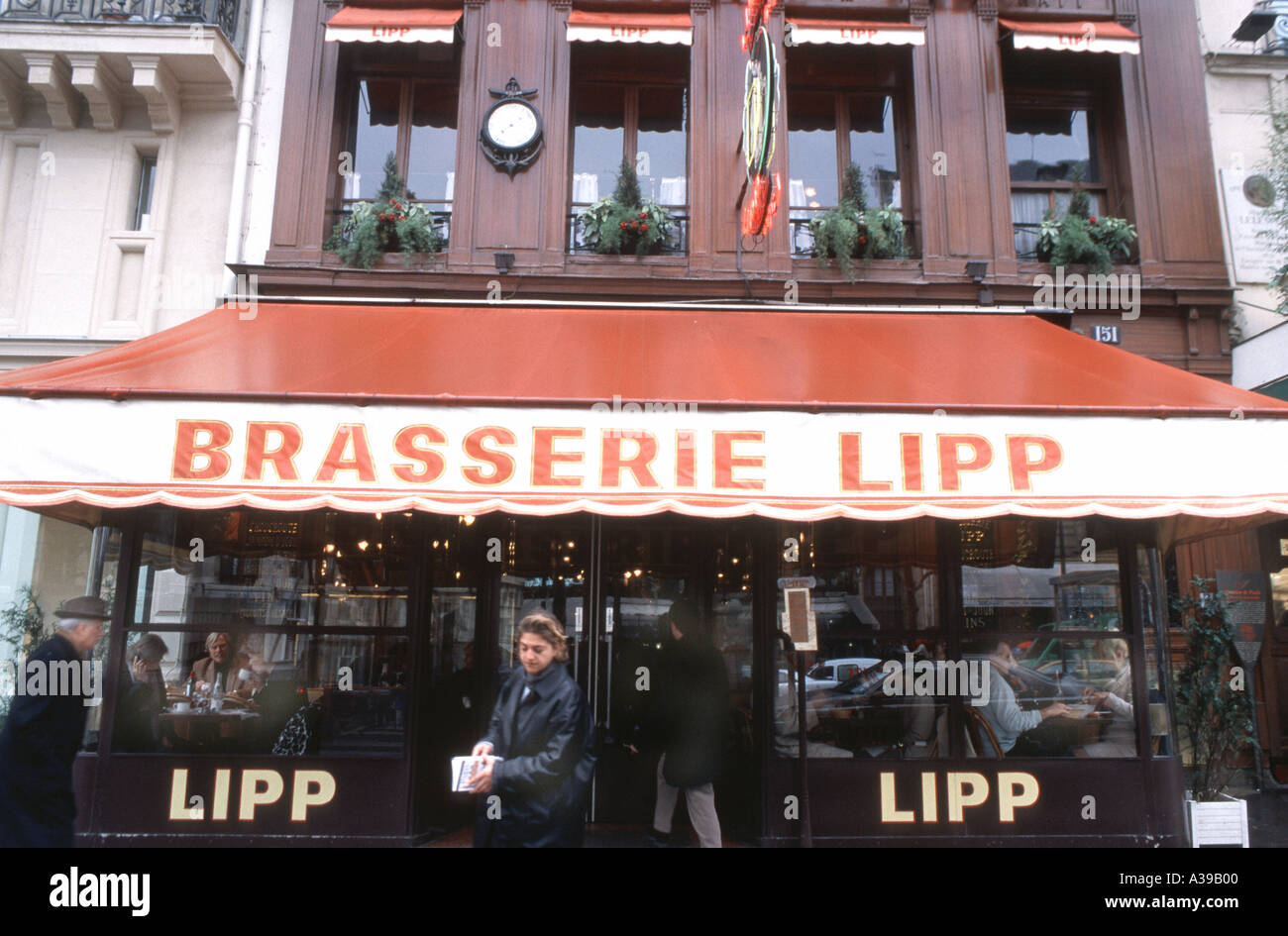 Paris Frankreich, Schild „Lipp Brasserie“ für ein traditionelles französisches Restaurant, Vordereingang mit Logo auf der Markise, Vintage-Restaurant Stockfoto