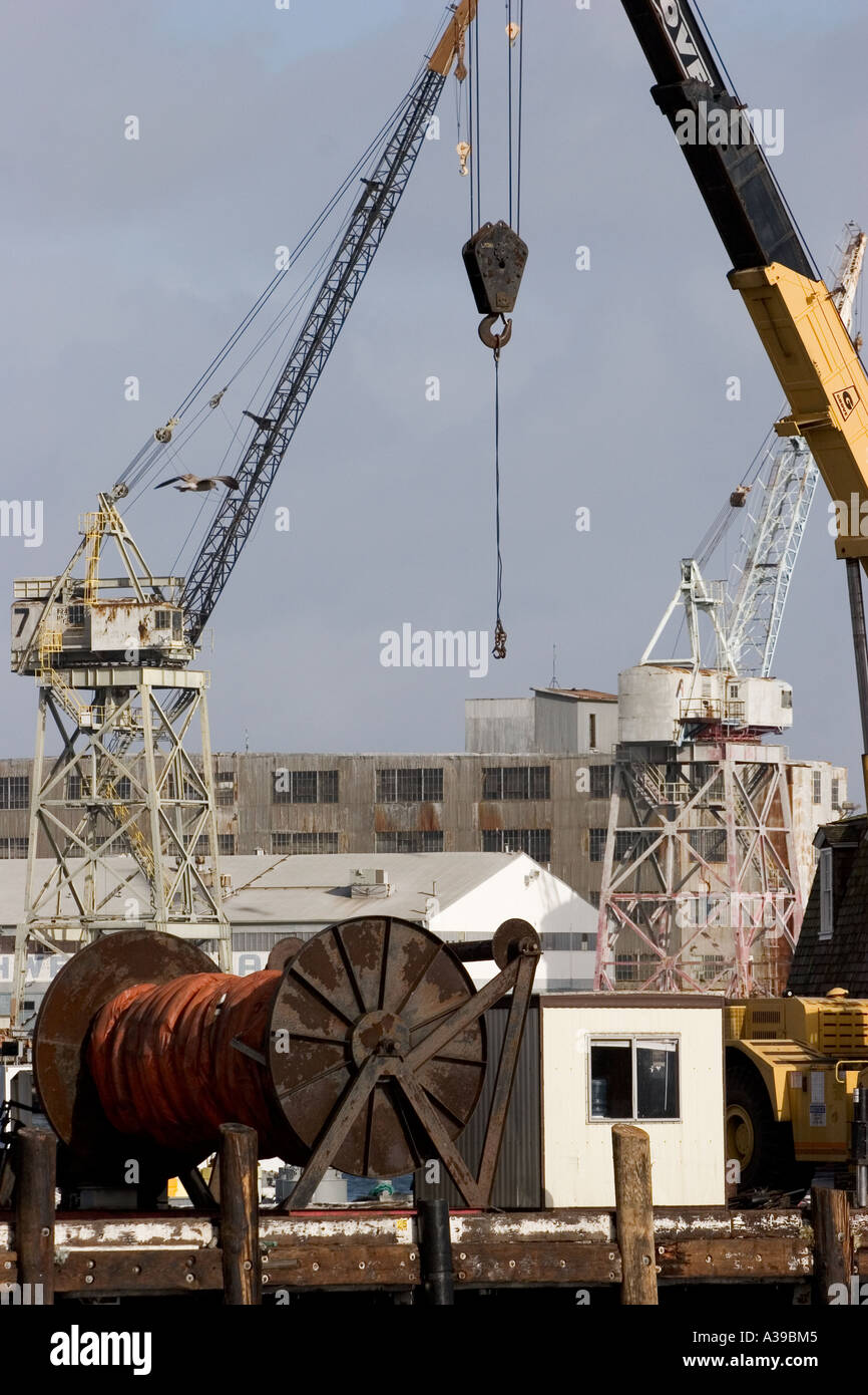 Krane auf Schiffsanlegestelle Stockfoto