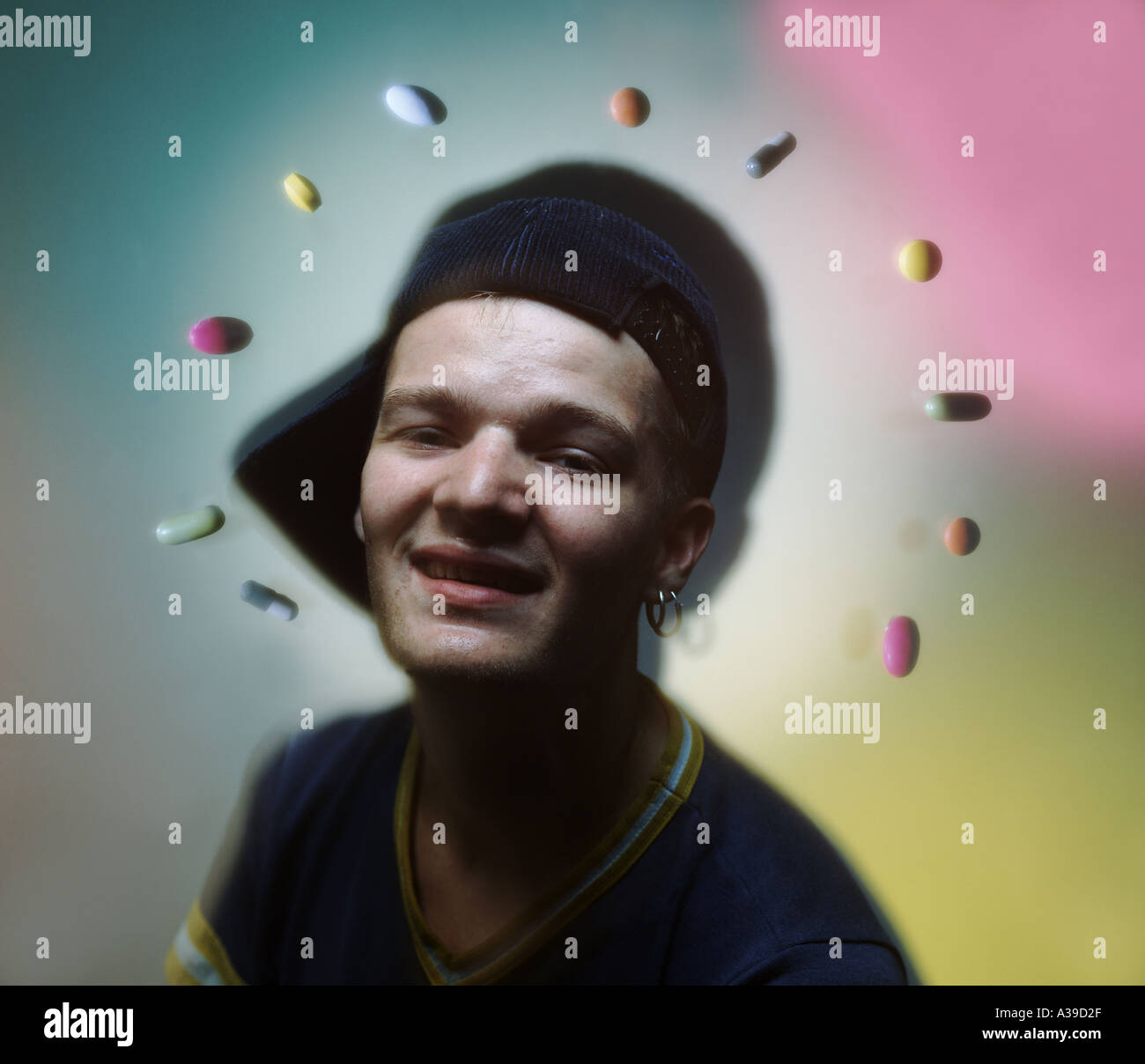 Computer Bild Teenager umgeben von Ecstasy-Pillen Stockfoto