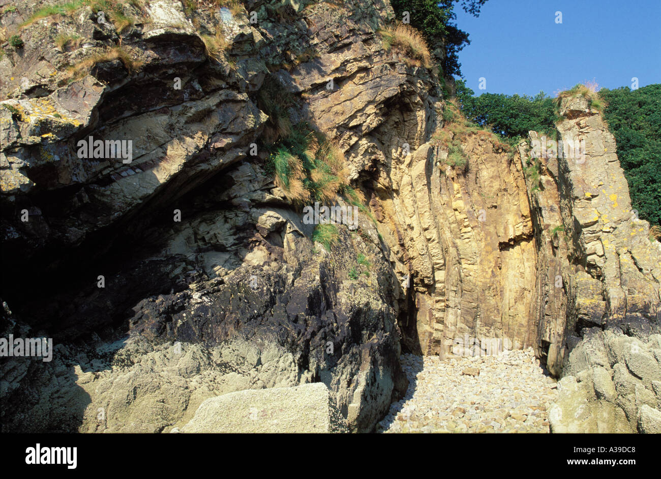 Geologische Besonderheit in Klippen am Strand in der Nähe von Saundersfoot Bay Saundersfoot Pembrokeshire Stockfoto