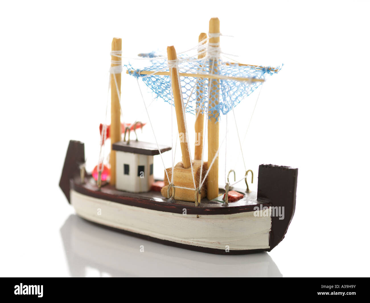 Modell, Schiff, Ornament, Holz, Handwerk, Souvenir, klein, Spielzeug, detaillierte, Miniatur, Wasser, Meer, Angeln, Net, Boot, Sammler Stockfoto