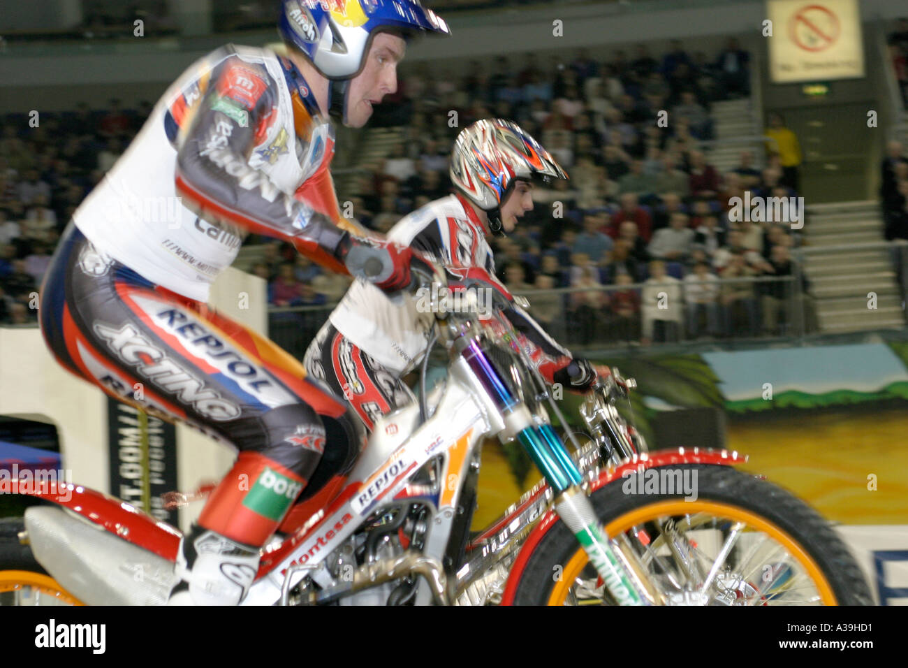 Dougie Lampkin Jeroni Fajardo Rennen FIM World indoor Trial Meisterschaft Odyssey Arena Belfast Nordirland Stockfoto