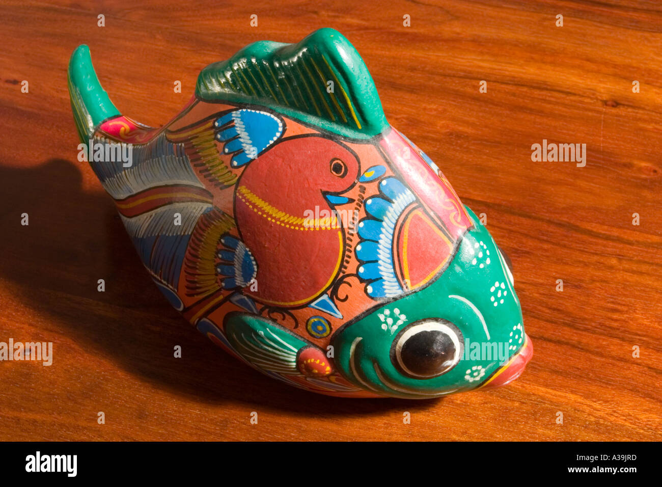Farbenfrohe mexikanische Keramik Fisch auf Holztisch Stockfoto