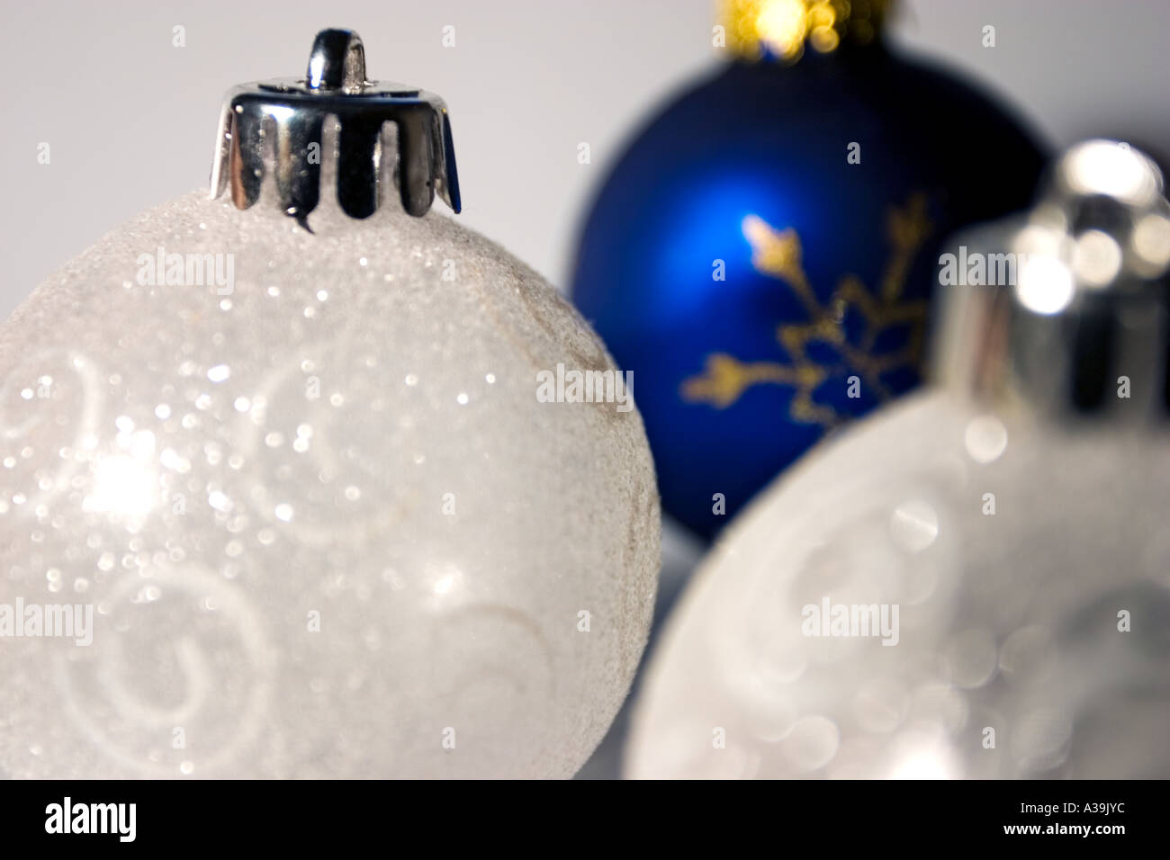 Nahaufnahme der Weihnachtsbaum Dekoration hängen Christbaumkugel weiß silber blau gold Stockfoto