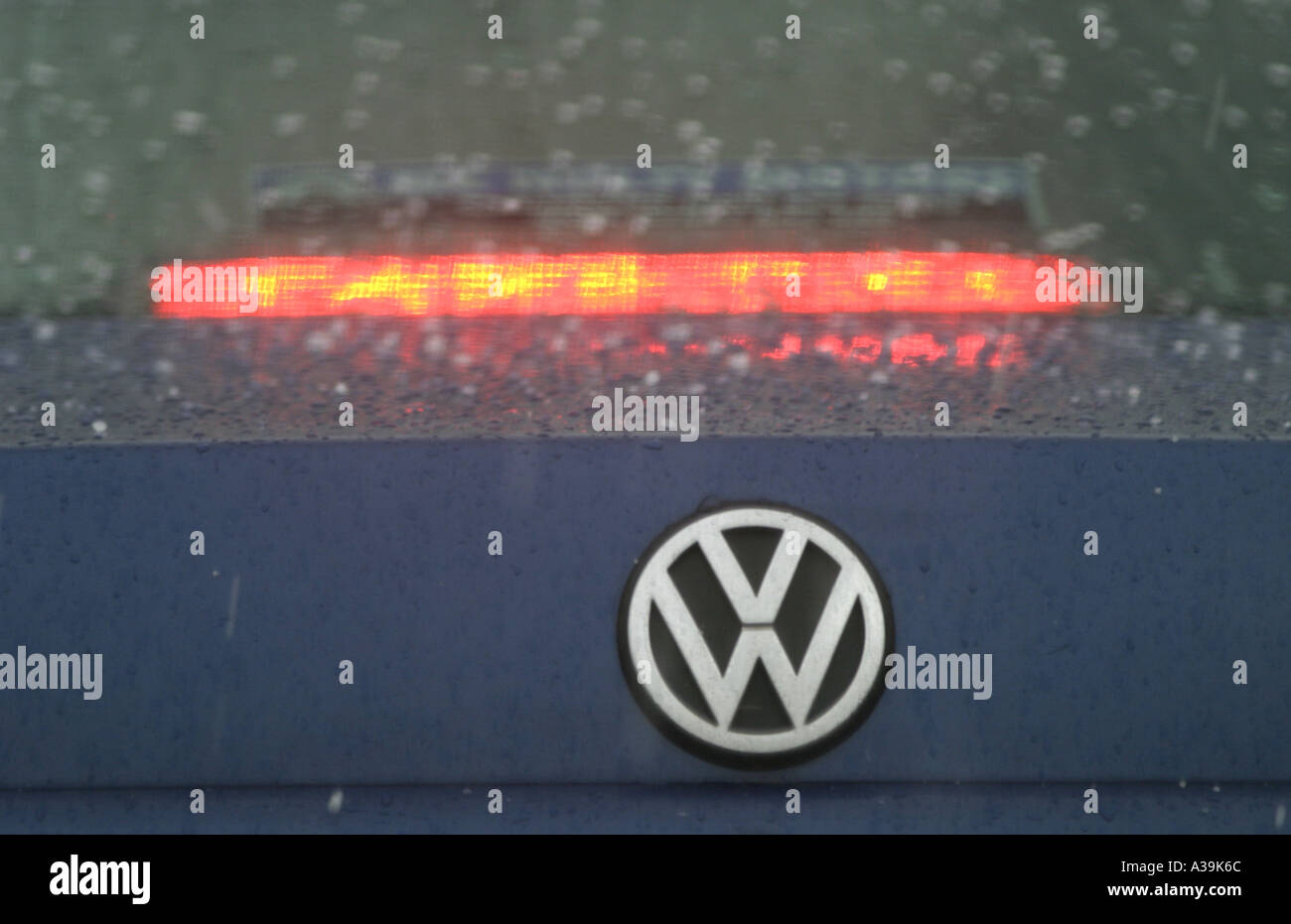 Bremslicht für einen VW Volkswagen Passat in einem Hagelsturm Nordirland Stockfoto