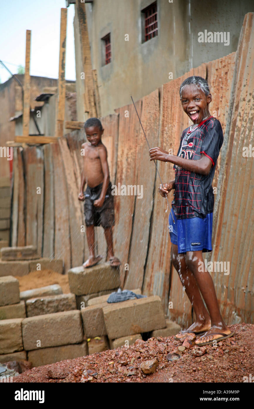 Kinder spielen im Regen. Während der Regenzeit kann Regenfälle sintflutartige in Bamako, Mali, Afrika Stockfoto