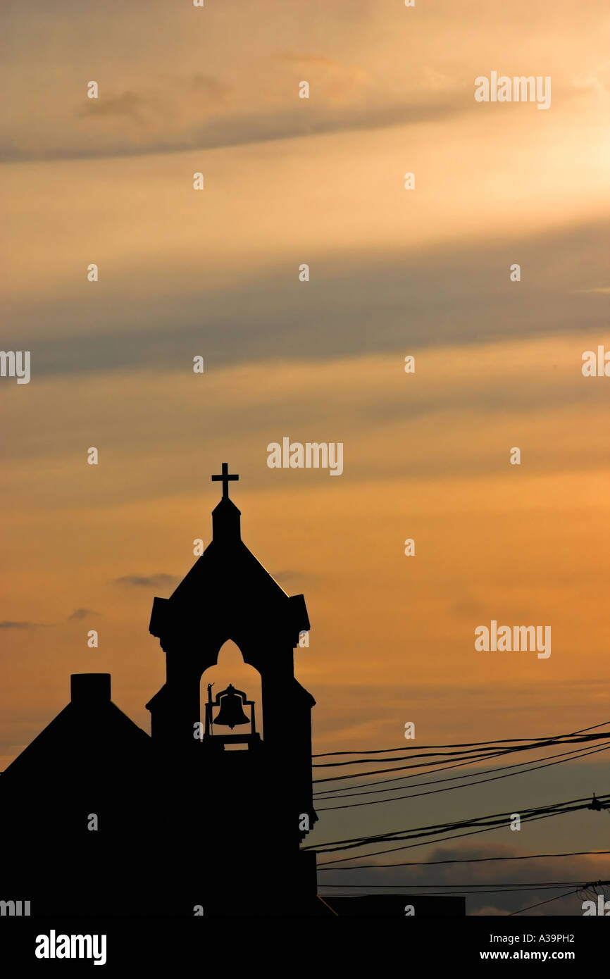 Kirche in Abend-Silhouette mit Telefonleitungen, Hirosaki, Japan Stockfoto