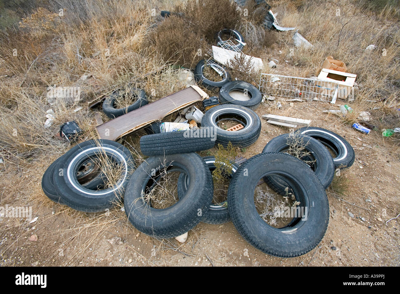 Gebrauchte Reifen verlassen von der Seite der Landstraße im Westen von Texas Stockfoto