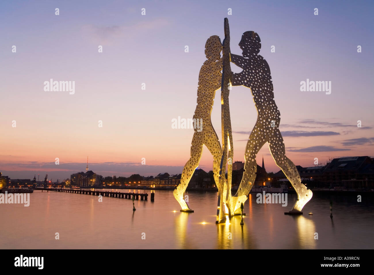 Molekül Männer Skulptur des Künstlers Jonathan Borofsky, Fluss Spree, Berlin, Deutschland Stockfoto