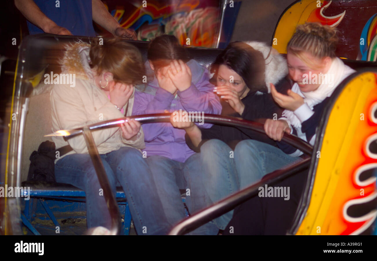 Mädchen lachend auf perfekt Menai Fair Menai Bridge Anglesey Nord-West-Wales Stockfoto