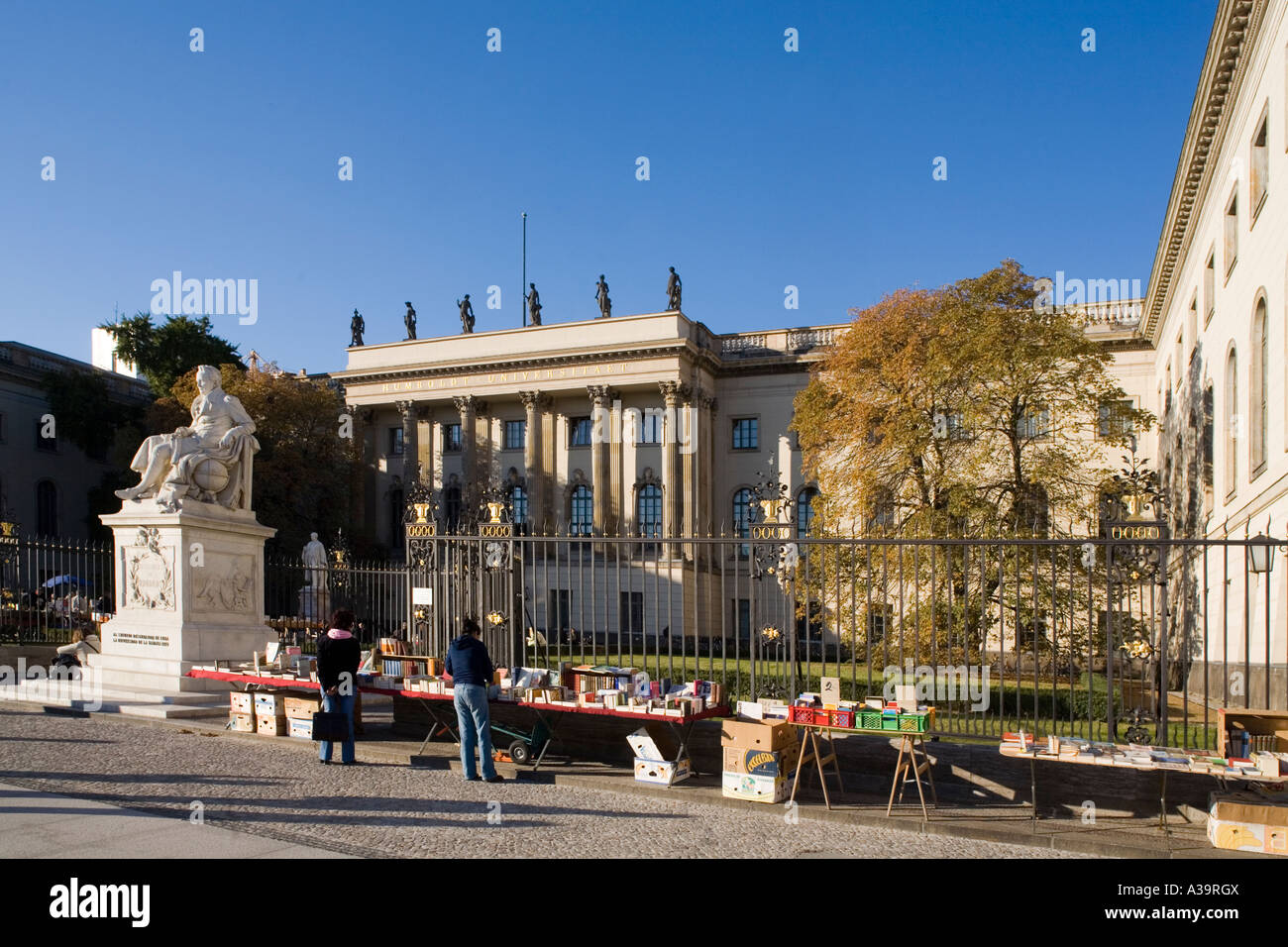 Berlin unter den Linden Humboldt Universität Buch Flohmarkt Menschen Berlin Unter Den Linden Humbold Universität Erscheinungshaus Flo Stockfoto
