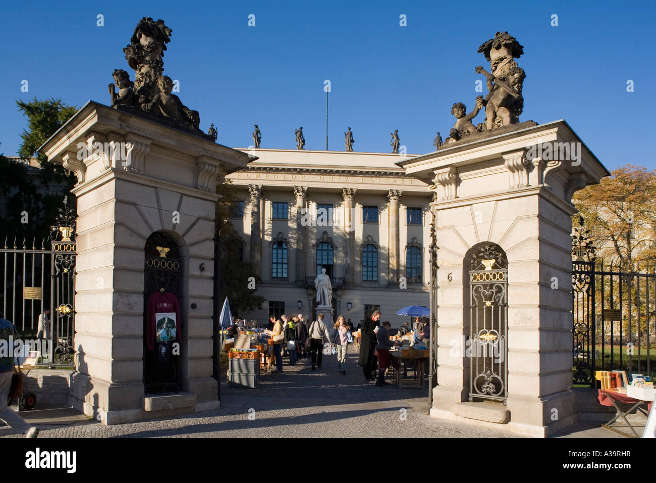 Berlin unter den Kalk Bäume Humboldt Universität Buch Flohmarkt Stockfoto