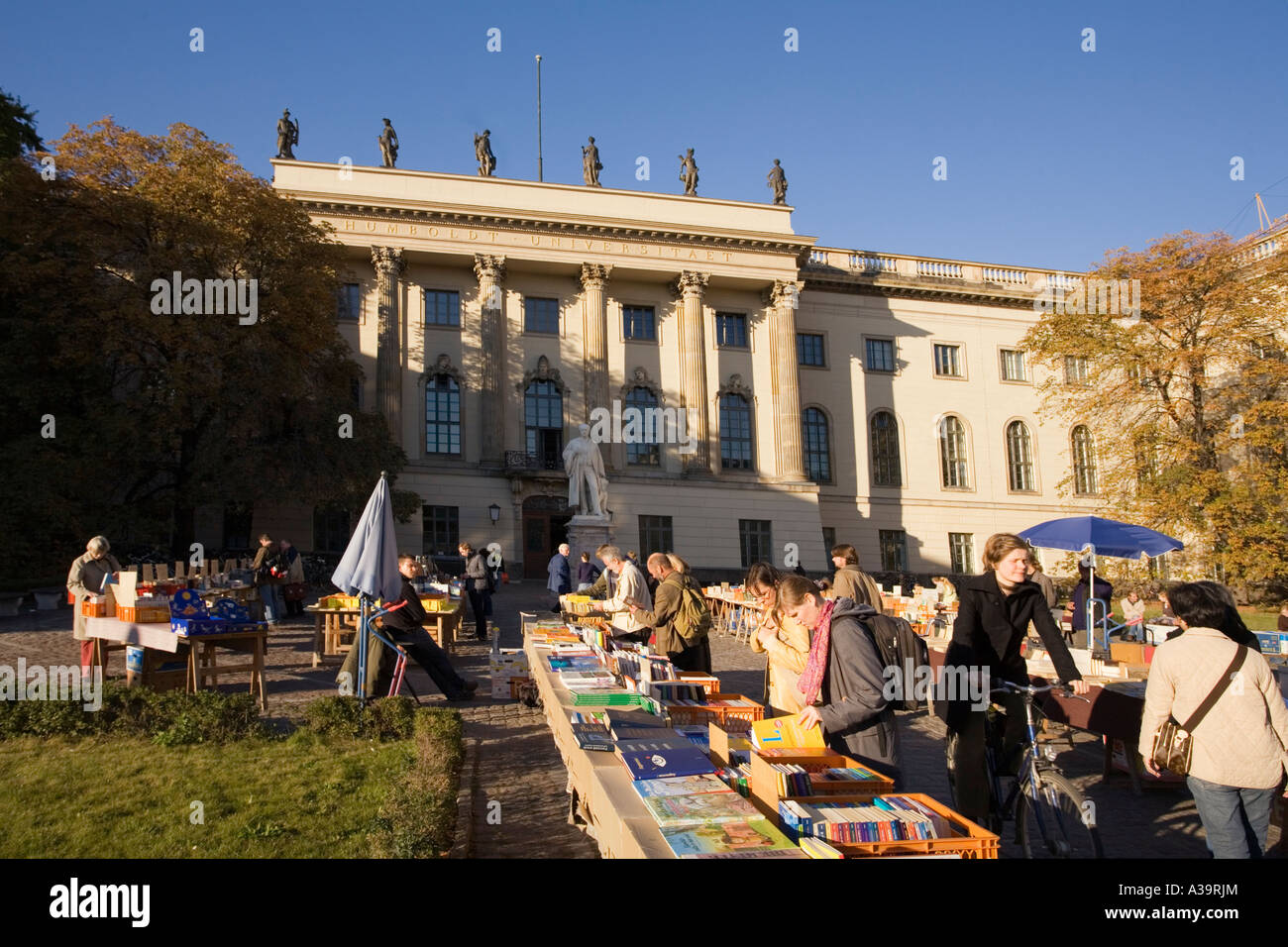 Berlin unter den Kalk Bäume Humboldt Universität Buch Flohmarkt Stockfoto