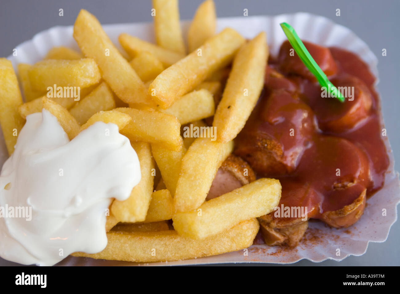 Berliner Pommes Frites Currywurst typisch Berlin-Fast-food Stockfoto