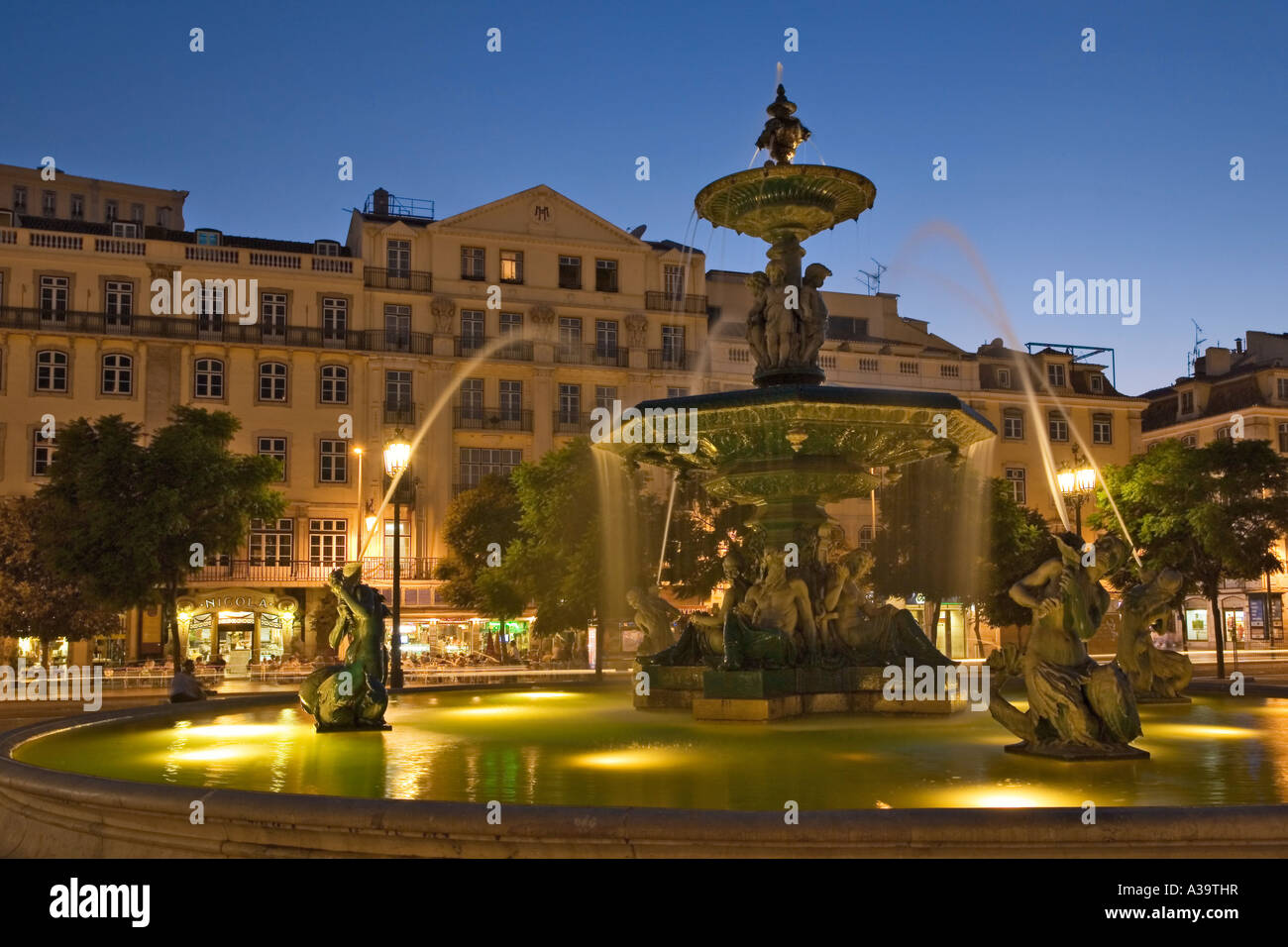 Portugal Lissabon Rossio-Platz bei Nacht Brunnen Lissabon Rossio Platz Bei Nacht Brunnen Stockfoto