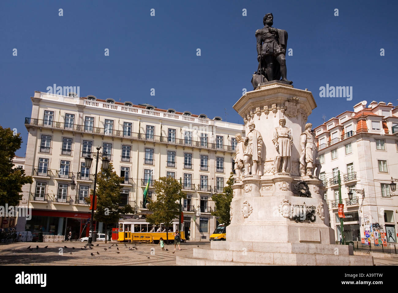 Portugal-Lissabon-Statue von Luiz de Camoes gelben Straßenbahn Electrico Barrio Alto Stockfoto