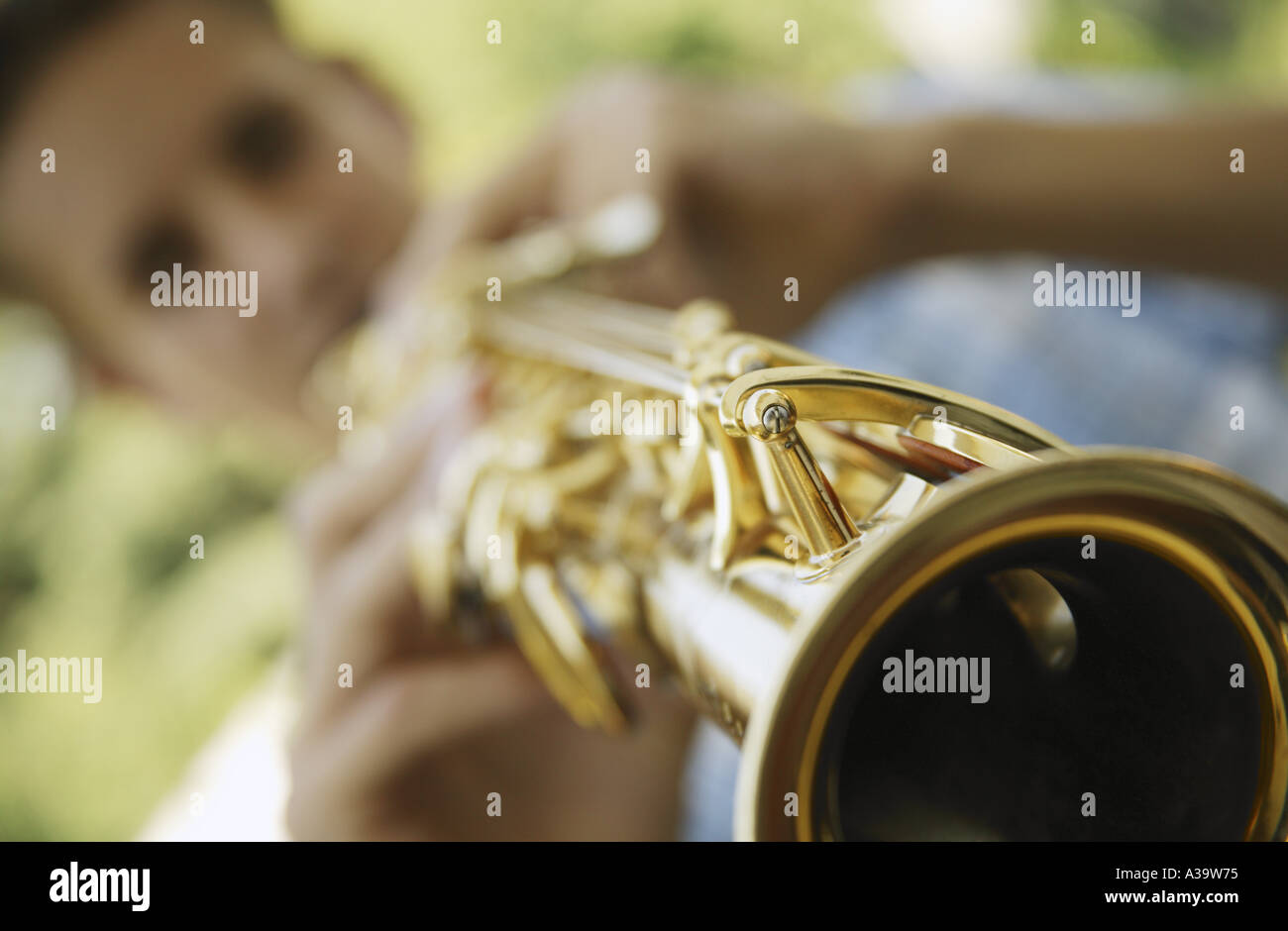 Eine Trompete zu spielen Stockfoto