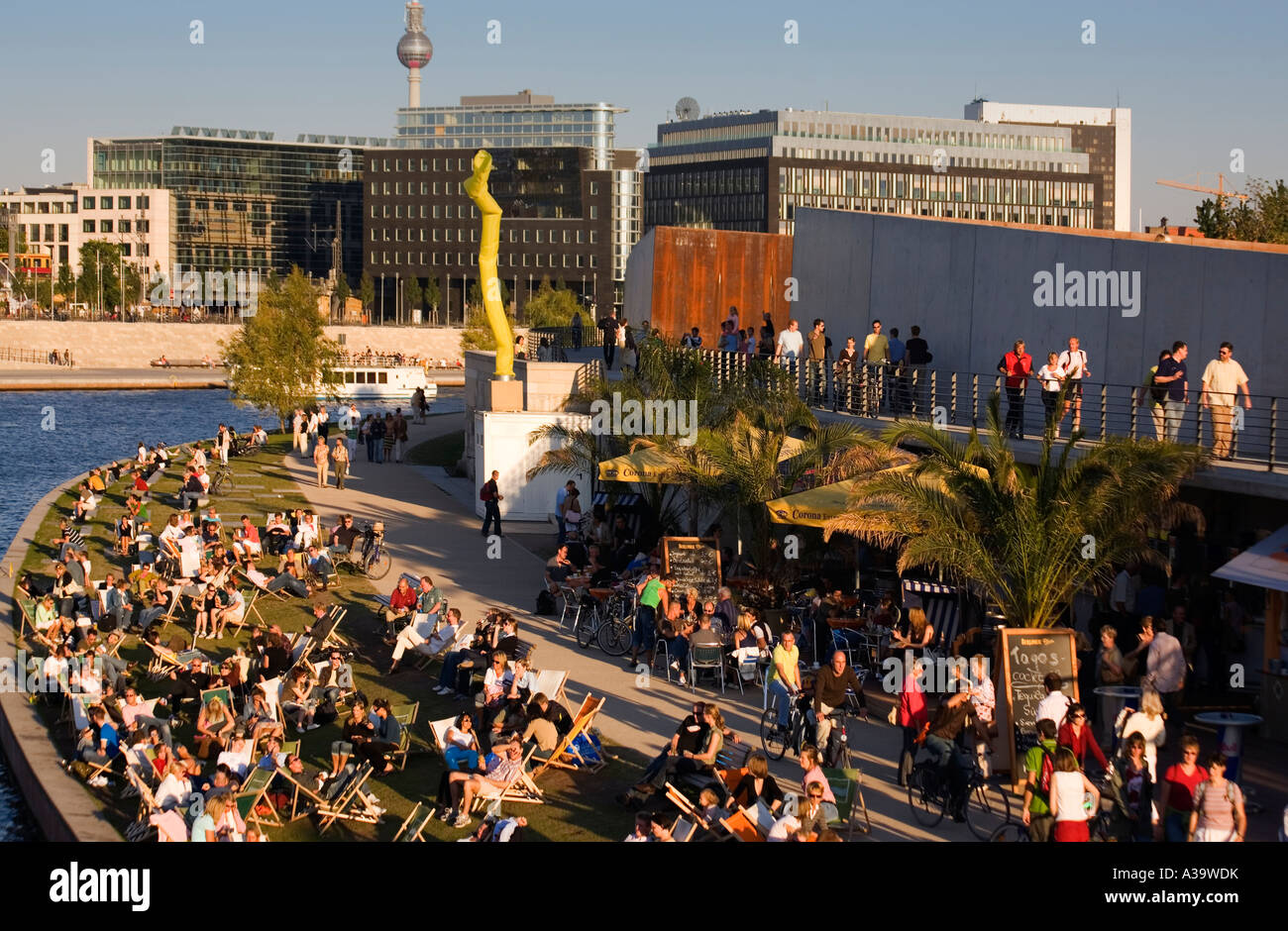 Berliner Ufer Spree Hauptstadt Strand im Sommer Promenade Stockfoto