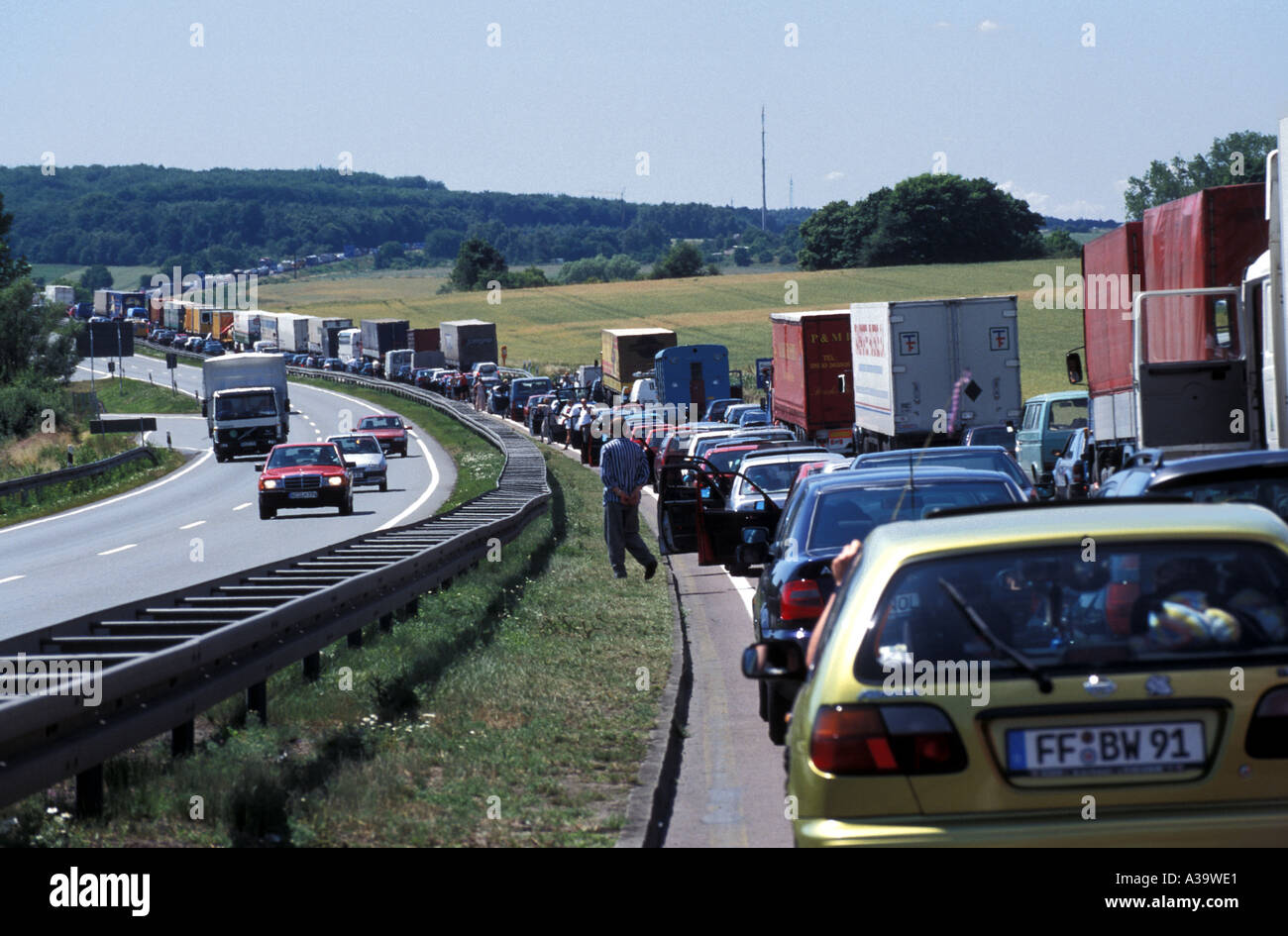 Verkehr ist auf Deutschlands A2 Autobahn völlig zum Stillstand gekommen. Stockfoto