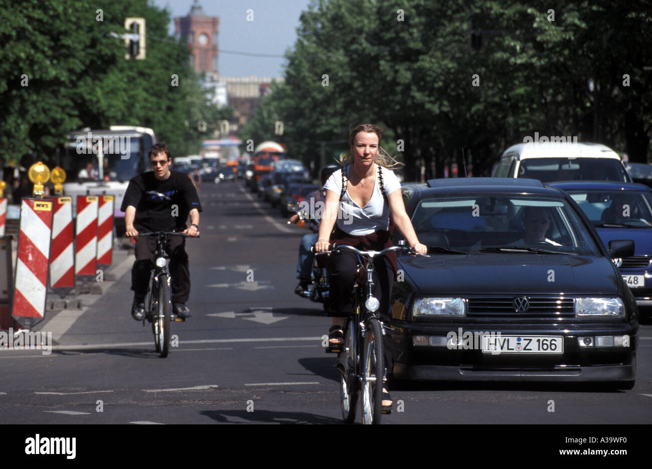 Deutschland Berlin Radfahrer und Verkehr Stockfoto