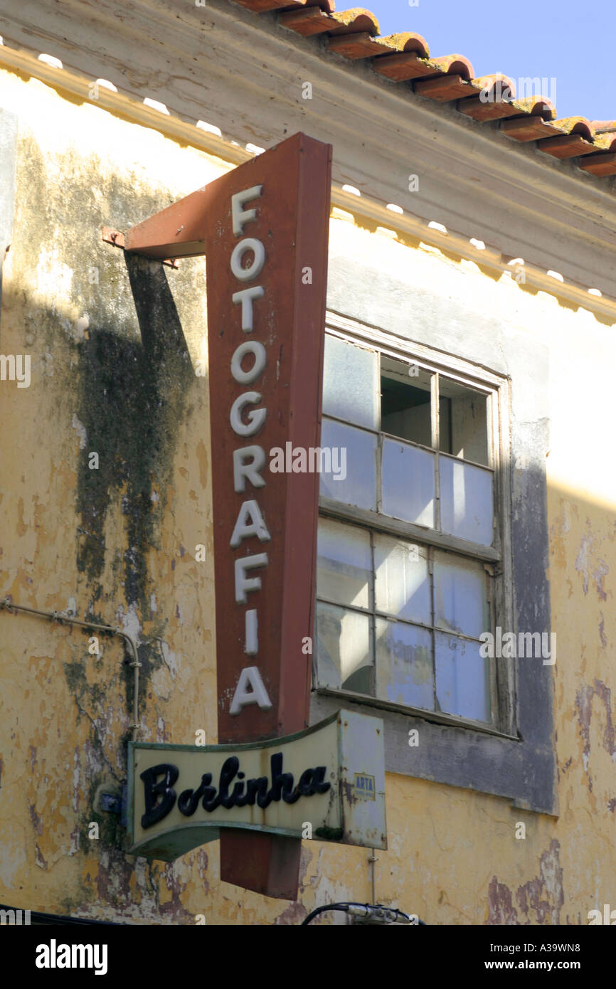 Melden Sie sich vor einem fotografischen Geschäft in der Stadt Silves an der Algarve im Süden Portugals Stockfoto