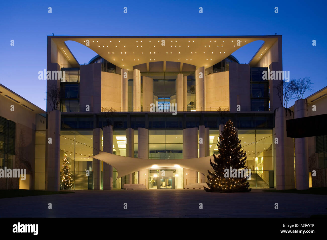 Büro Berlin Bundeskanzlerin bei Dämmerung Weihnachtsbaum Stockfoto