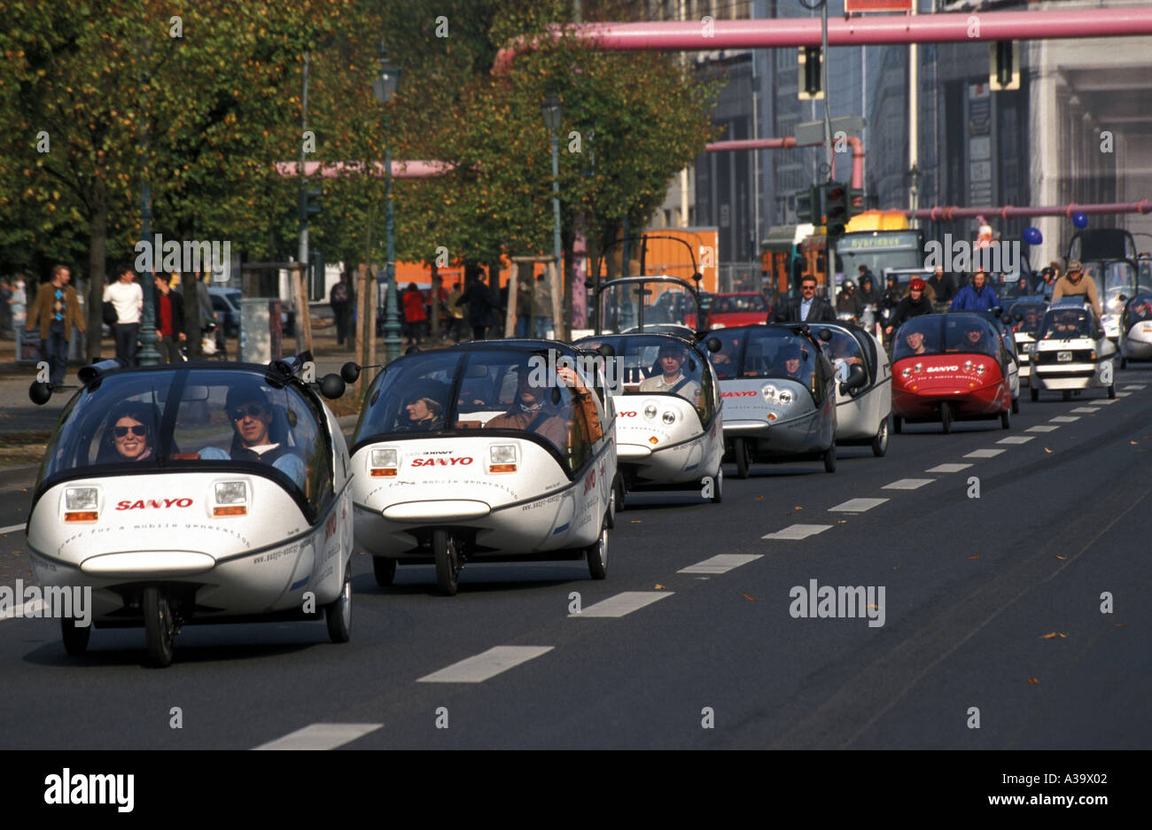 Eine Linie der Twikes während der Electric Vehicle Symposium in Berlin Deutschland Stockfoto