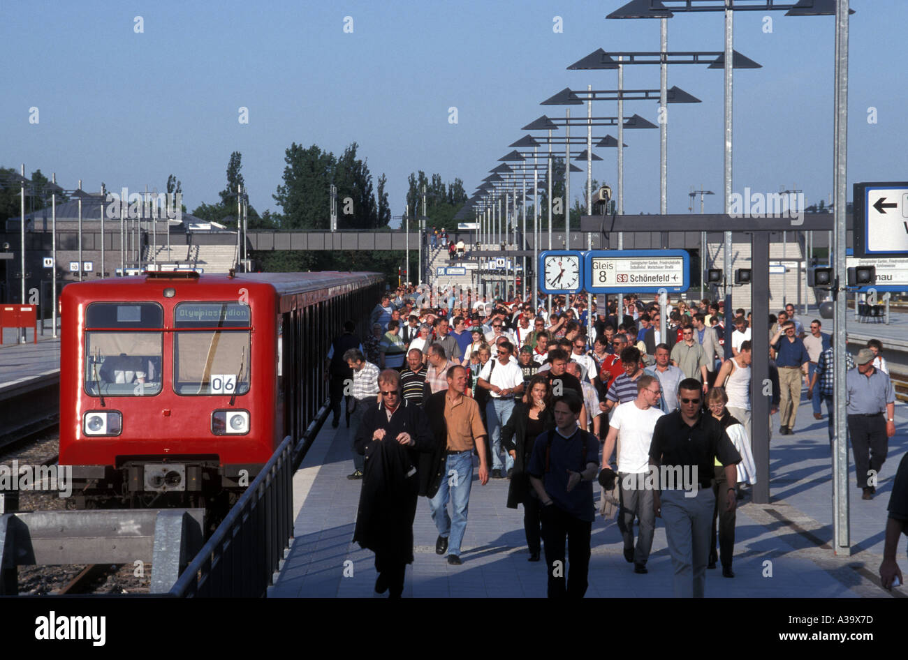 Fußball-Fans im Olympiastadion mit der S-Bahn anreisen Stockfoto