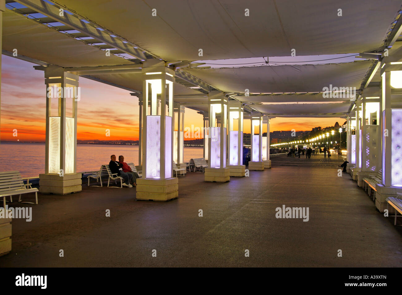 Frankreich Nizza Promenade des Anglais Pavillon Sonnenuntergang Menschen Stockfoto