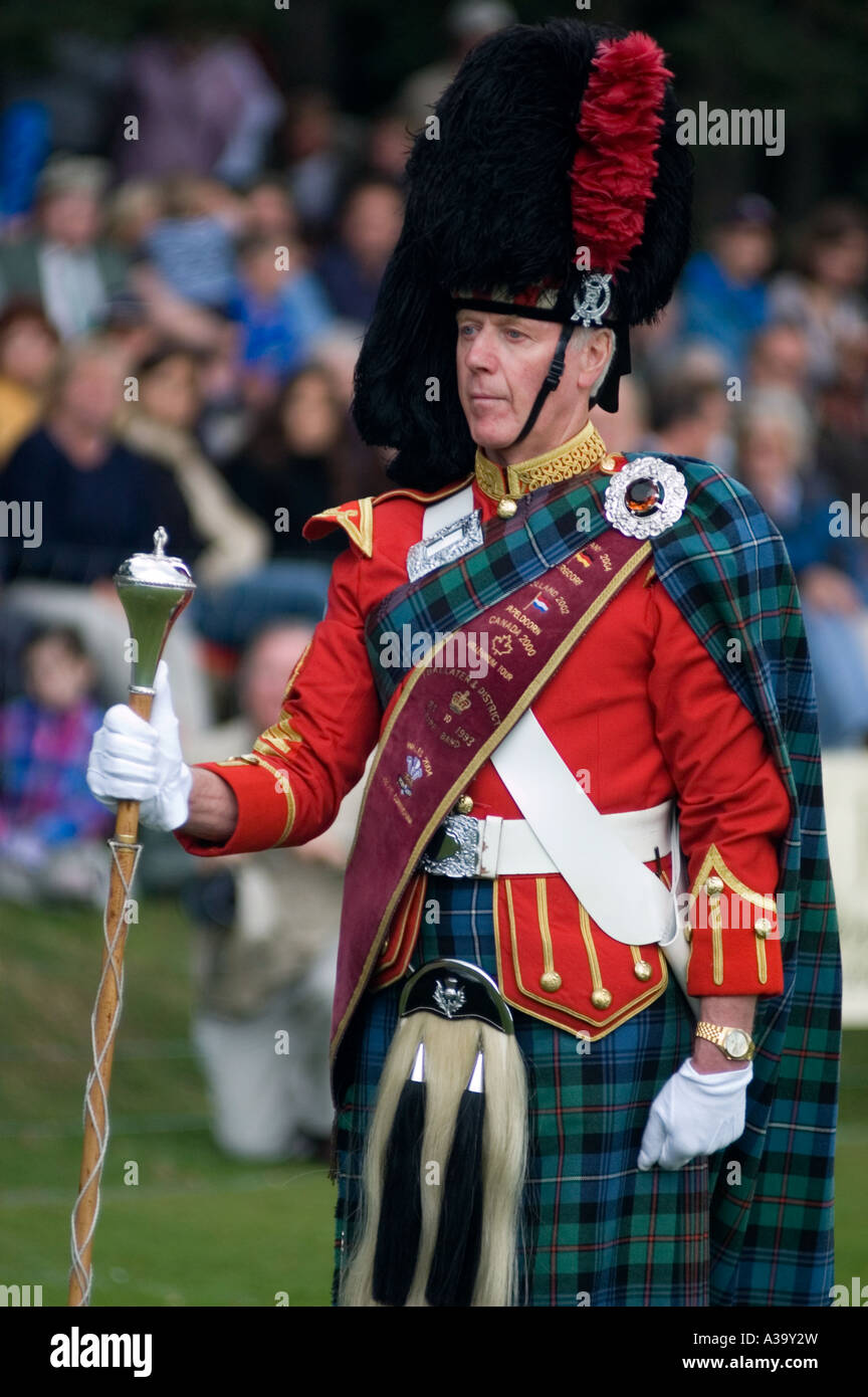 Tambourmajor Norman Balfour führt Ballater und District Pipe Band in der arena Stockfoto