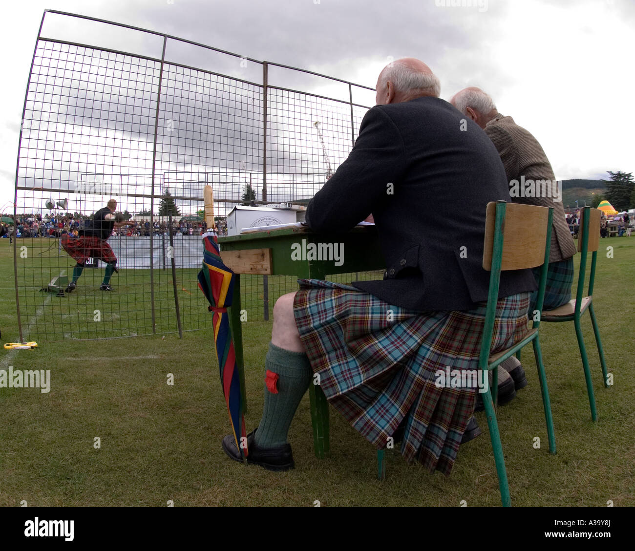 Bereit für alles hinter Sicherheit Zäune Richter Ed Morrison L und Sandy grau R schwer ist Ken Lowther Stockfoto