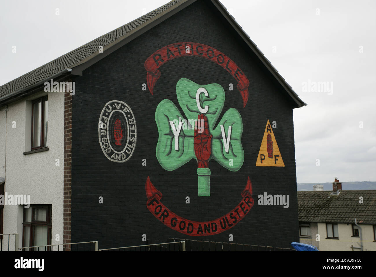 Loyalist Wandbild UVF YCV Young Citizen Freiwilligen Rathcoole Immobilien Herzinfarkt County Antrim-Nordirland Stockfoto