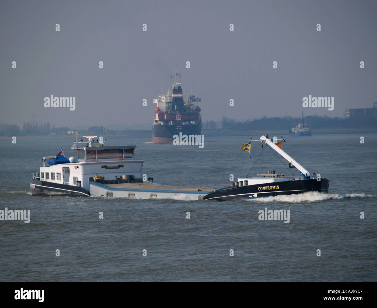 schwere Ladung Schiff Rhein Schiff unterwegs im Landesinneren die Nieuwe superb in der Nähe des Hafens von Rotterdam mit Wasser fließt über das deck Stockfoto