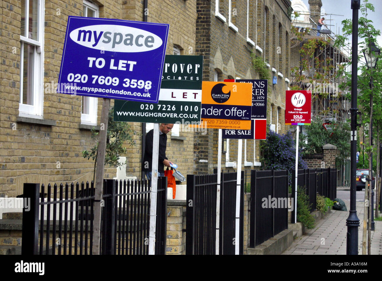 Zu verkaufen und zu vermieten Schilder in städtischen Straßen von London Stockfoto