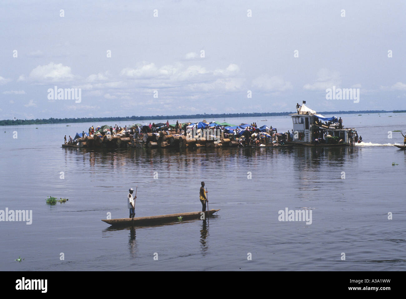 schwer beladen Log-Lastkahn-Kongo-Fluss Stockfoto