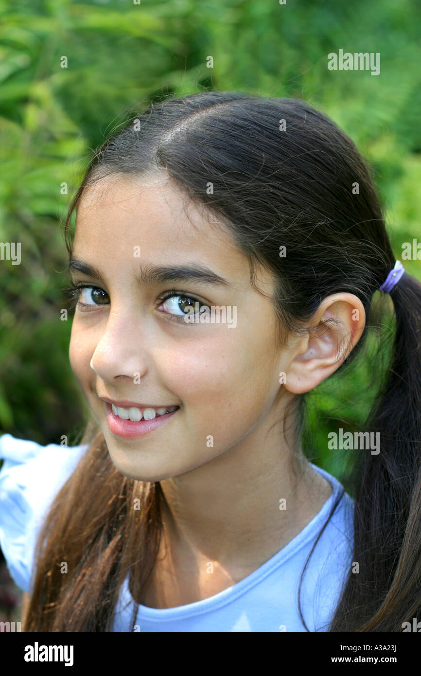 Porträt des jungen Mädchens im Garten 10 11 12 13 Stockfoto