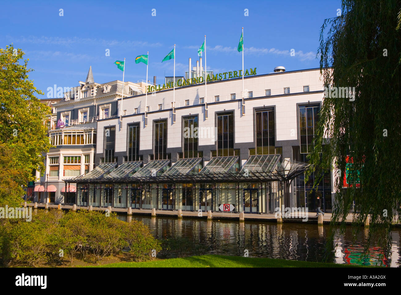 Kanal-Seitenansicht des Holland Casino Amsterdam Stockfoto