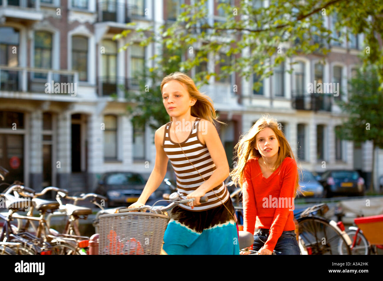 Junges Mädchen Radfahrer mit Sozius Amsterdam Stockfoto
