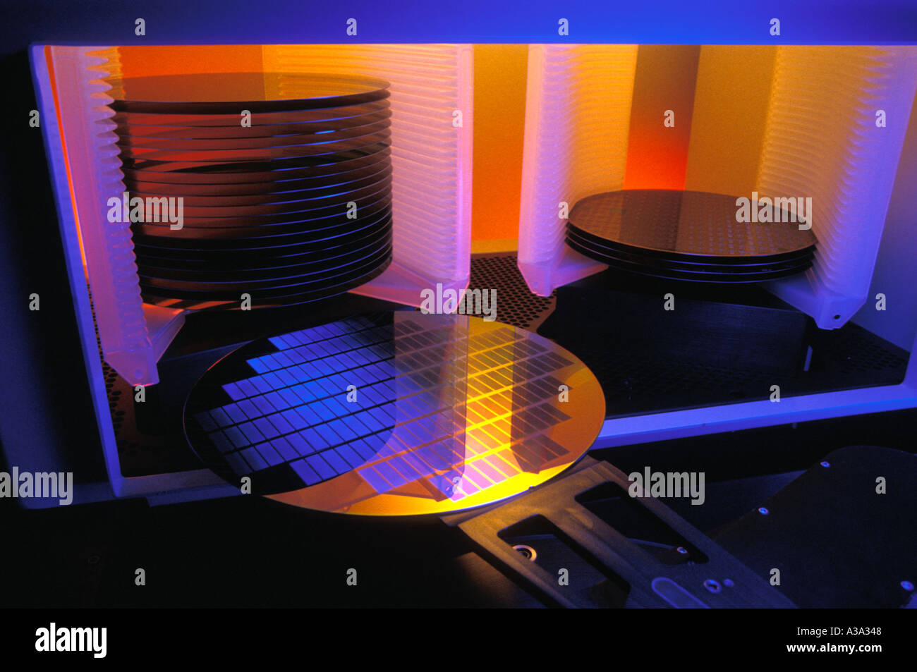Silizium-Wafer an Ionen-Implantat-Maschine in Silicon Valley in Kalifornien  Stockfotografie - Alamy