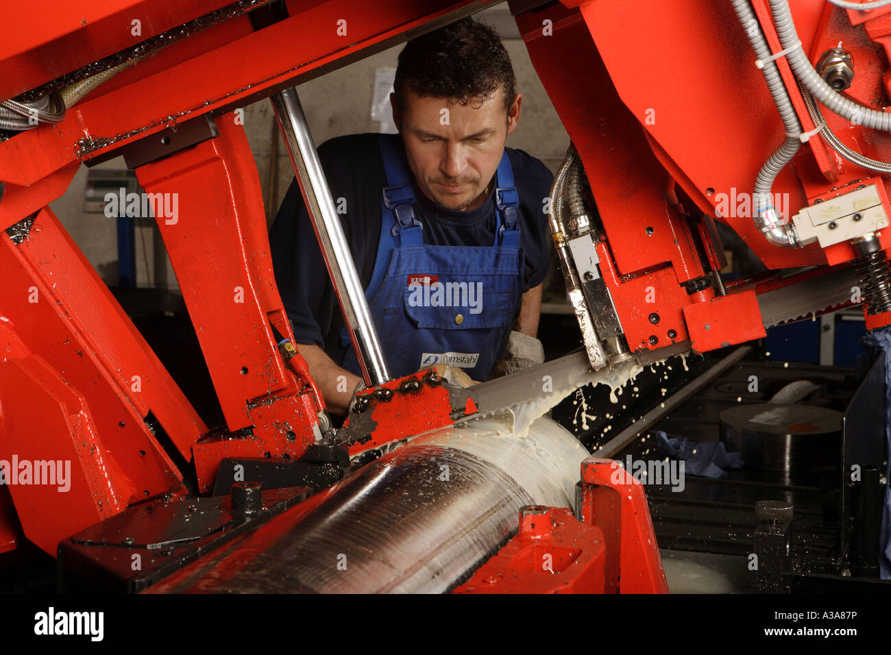 Arbeiter an einer Maschine sah Stockfoto