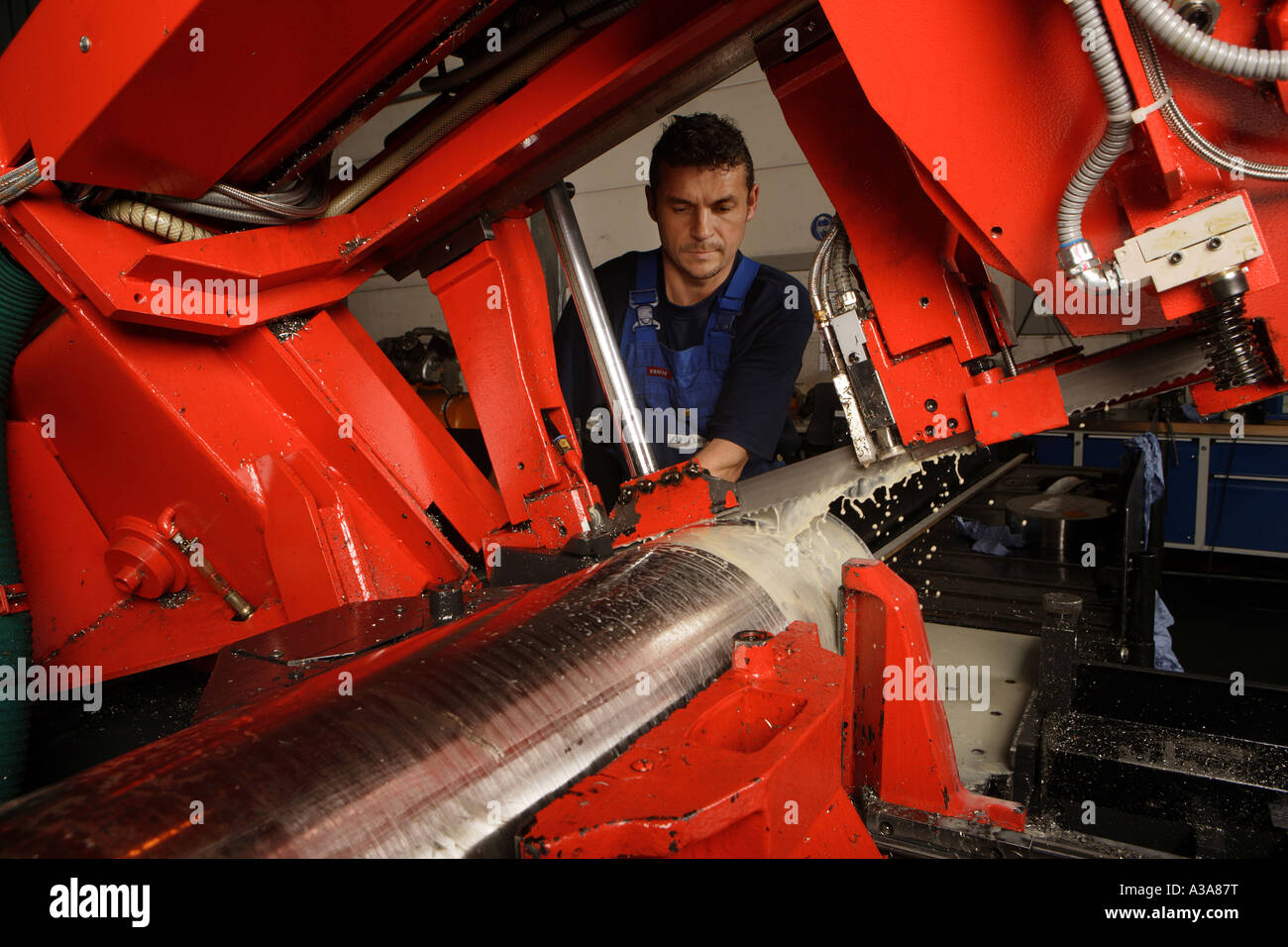 Arbeiter an einer Maschine sah Stockfoto