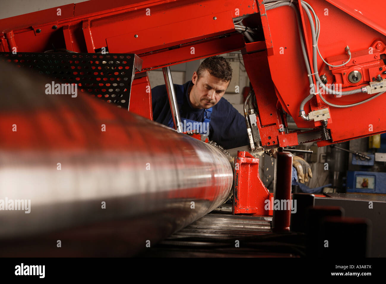 Arbeiter an einer Maschine sah Stockfoto