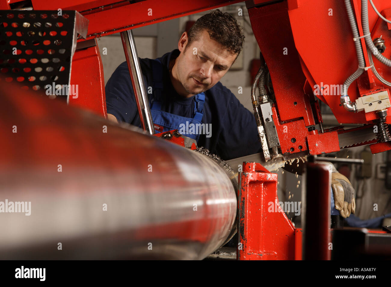 Arbeiter an einer Maschine sah Stockfoto