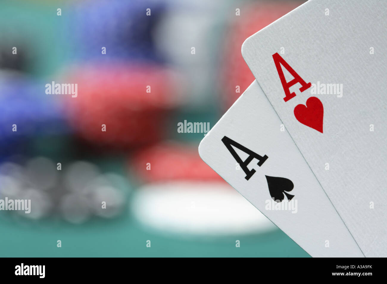 Zwei Asse; verschwommene Poker chips im Hintergrund. Stockfoto