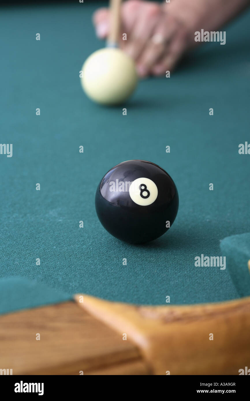 Schlußbild von einem Pool-Spiel mit acht Ball im Fokus Stockfoto