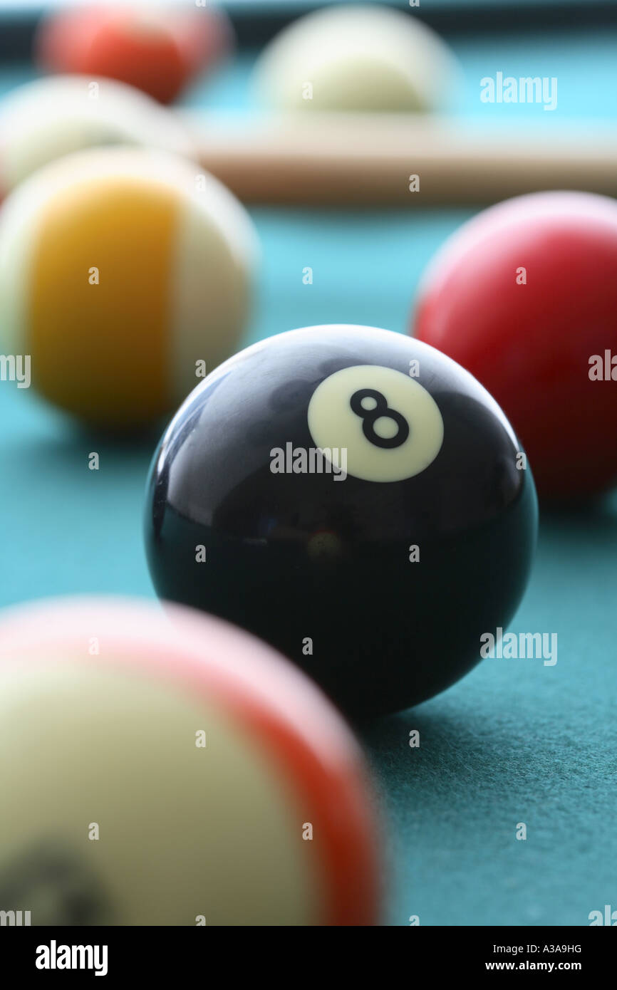 Billardtisch mit acht Ball im Fokus Stockfoto