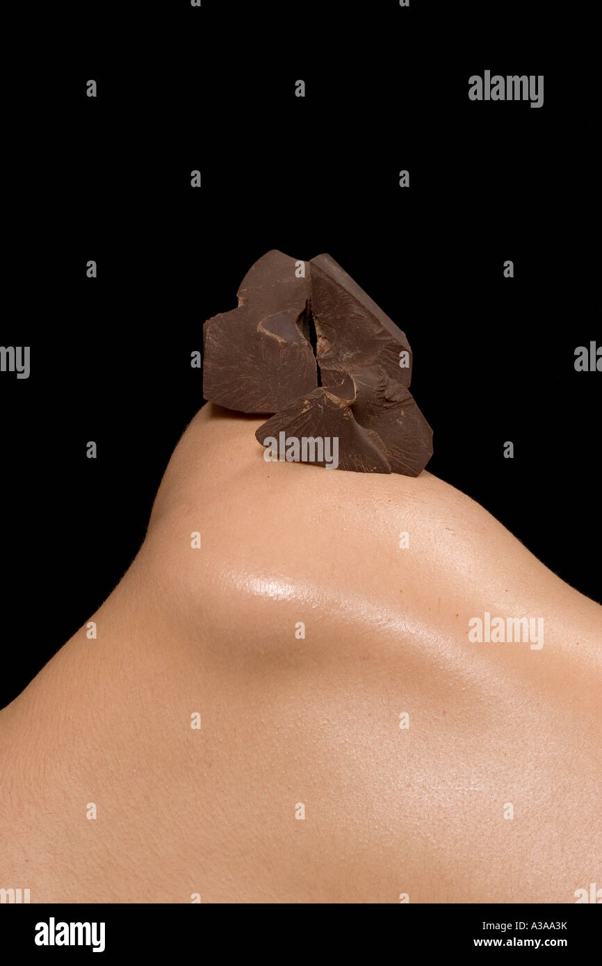 Bild von baker's chocolate auf eine nackte Frau Schulter Stockfoto