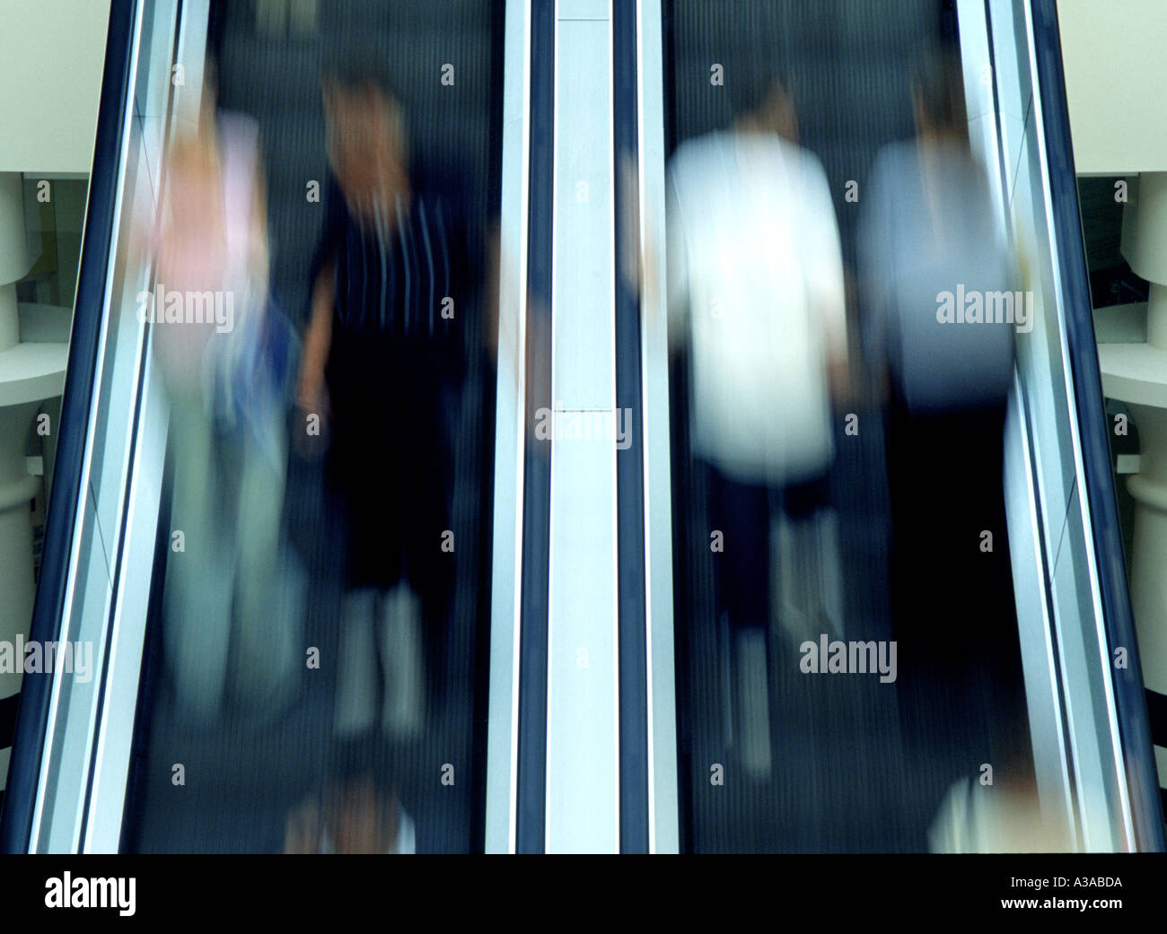 Menschen auf der Rolltreppe Stockfoto