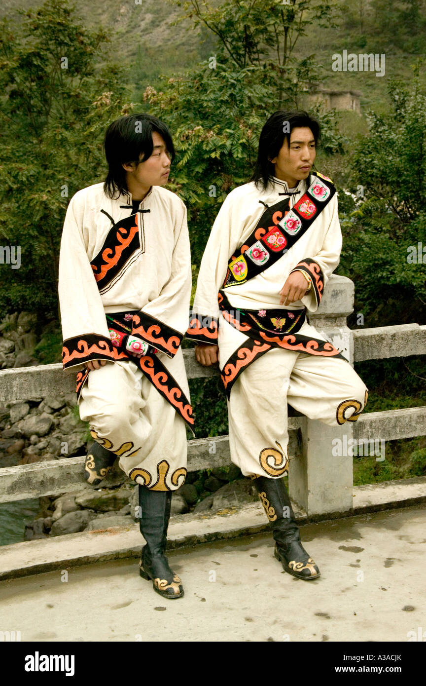 Zwei junge Männer, Darsteller in ethnischen Kleid, Festungtürme, China Stockfoto